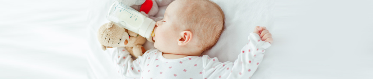 استعمال الزجاجة لإرضاع الطفل حليب الأم