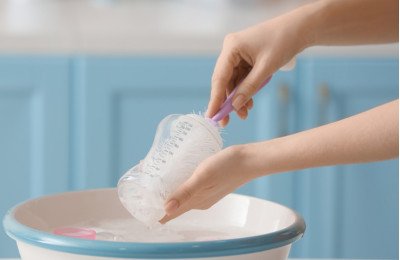 الطريقة الصحيحة لغسل وتعقيم الرضاعات