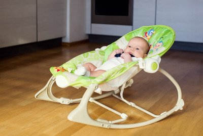 هل الكرسي الهزاز آمن لنوم الأطفال الرضع؟
