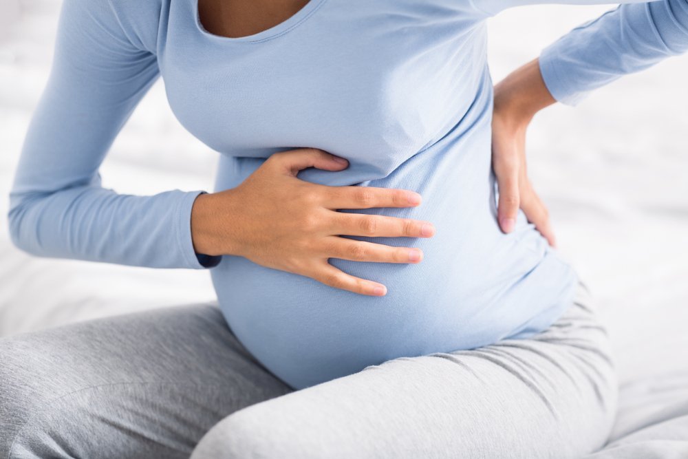 آلام الظهر خلال الحمل: أسبابها وكيف تخففين منها