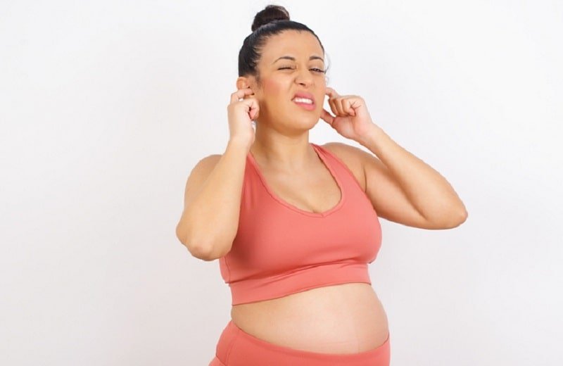 ما الذي يمكن أن يسبب انسداد الأذن لدى المرأة الحامل؟