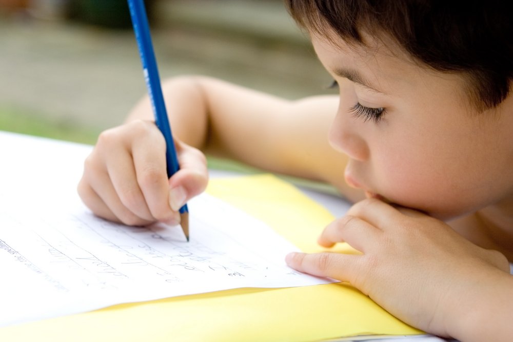 6 خطوات لتعليم طفلك مهارة الكتابة بشكل صحيح