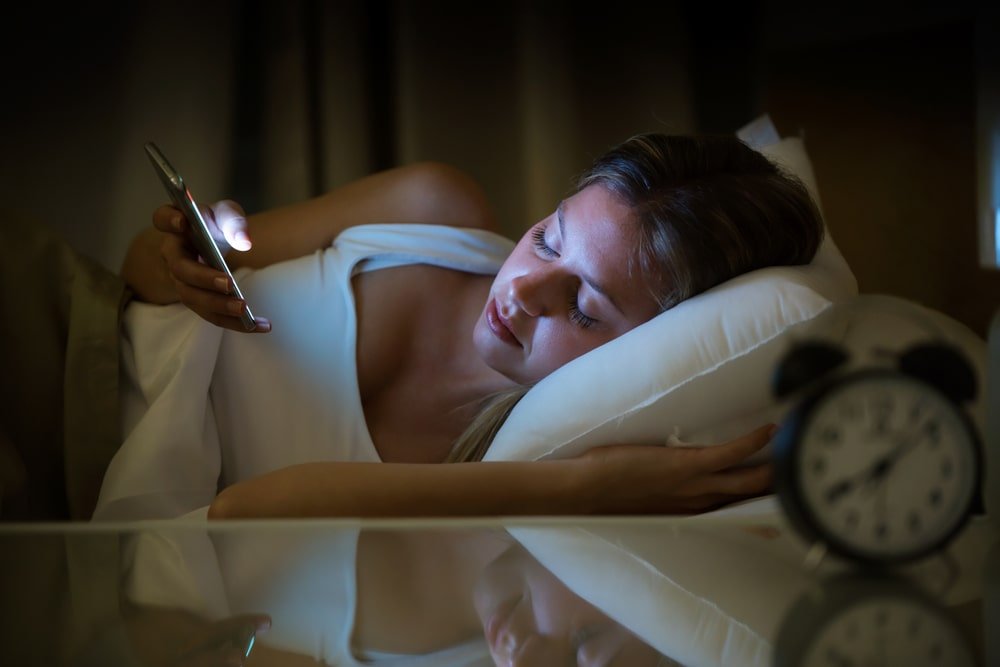 لماذا نماطل في وقت النوم ونحن نتصفح هواتفنا كل ليلة؟