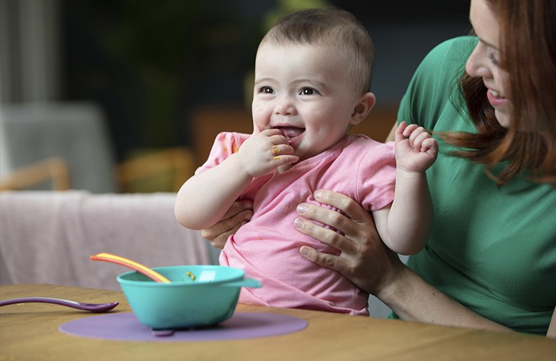 فيديو: أهم 6 مستلزمات لإطعام الرضع وكيف تختارينها