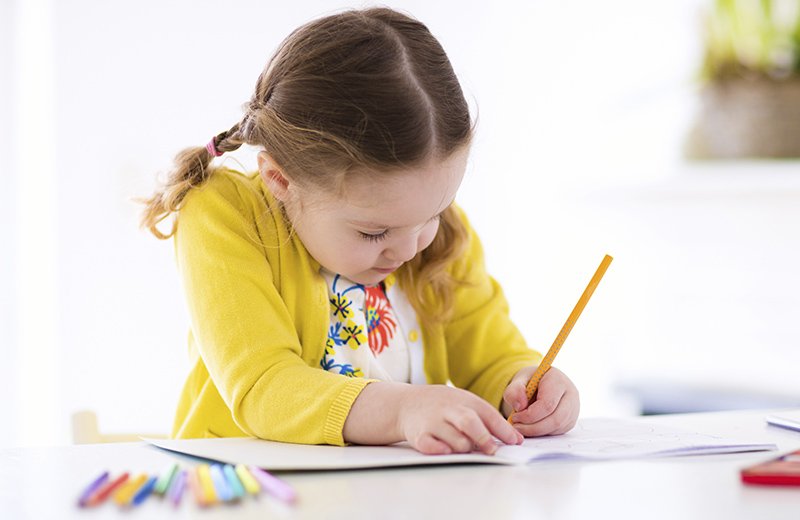 فيديو: كيف تعرفين أن مسكة طفلك للقلم صحيحة أم لا؟
