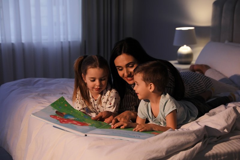11 فائدة لقراءة قصة قبل النوم لطفلك