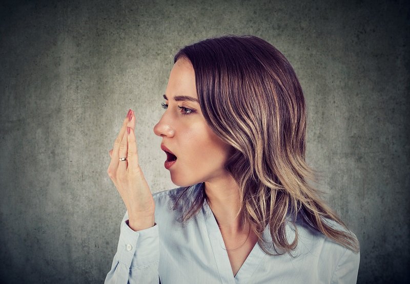 5 طرق للتخلص من رائحة الفم الكريهة