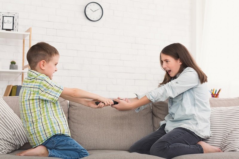 7 طرق لتنظيم وقت الشاشة في المنزل بين الأطفال