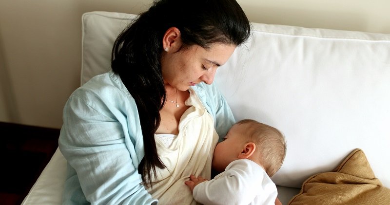 8 خرافات وحقائق شائعة حول الرضاعة الطبيعية
