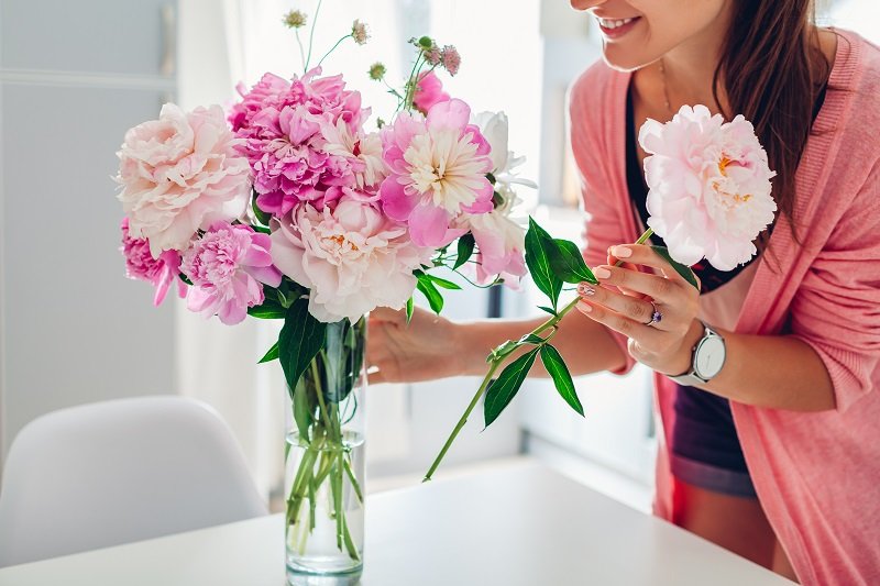 الفوائد الصحية لتزيين المنزل بالأزهار ومعنى الألوان