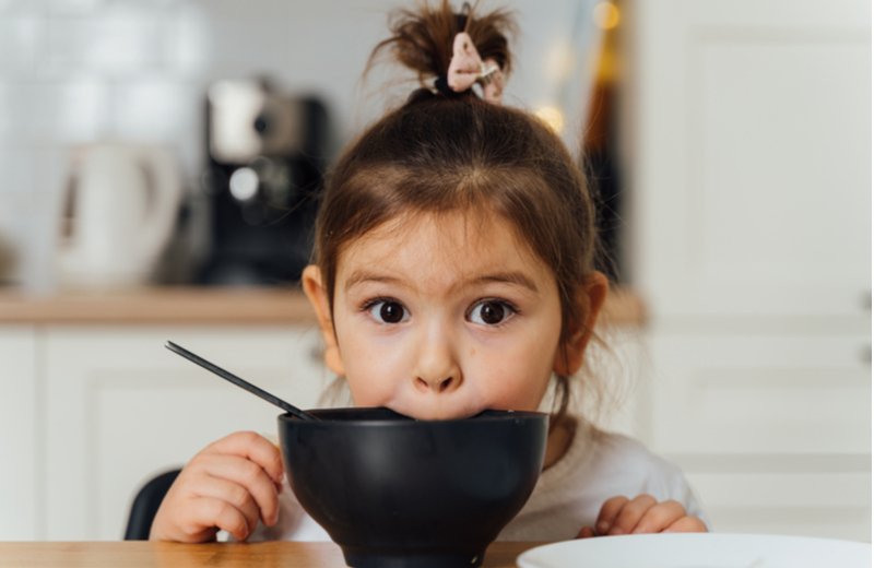 كيف تعلمين أطفالك آداب المائدة والطعام؟